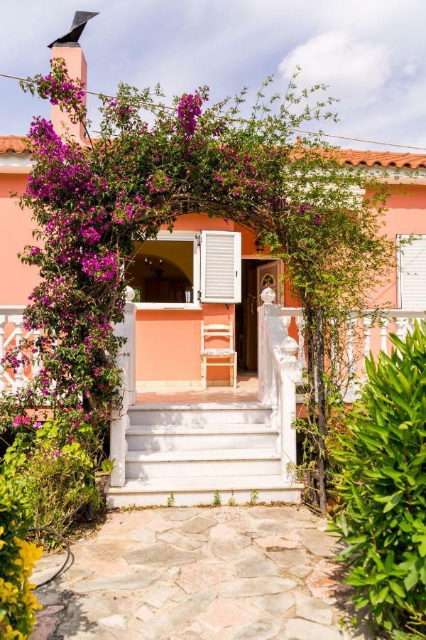 アリケス2 Bed House With Mountain Viewアパートメント エクステリア 写真